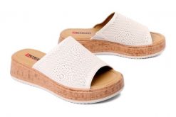 Artiker Relaks 58C0264, klapki damskie. Brązowe klapki damskie Artiker Relaks, bez wzorów, ze skóry, bez obcasa, na koturnie, bez zapięcia. Za 194.90 zł.