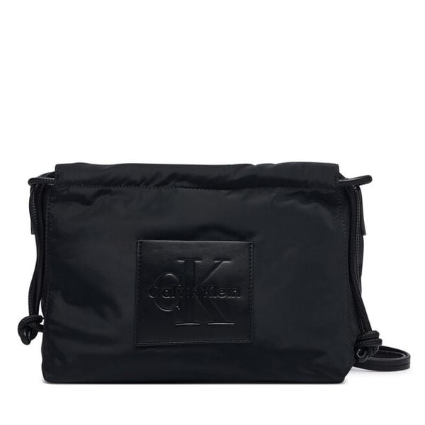 Torebka Calvin Klein. Czarne listonoszki damskie Calvin Klein, bez wzorów, bez dodatków. Za 329.99 zł.