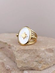 Atelier MIU Pozłacany pierścionek z perłą rozmiar: onesize. Białe pierścionki damskie atelier MIU, z perłą, pozłacane. Za 34.99 zł.