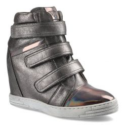 Sneakersy damskie Karino, lakierowana skóra naturalna zapinana na trzy rzepy i na płaskim obcasie, srebrno-szare, 1694-127-P. Szare kozaki damskie Karino, z lakierowanej skóry, bez obcasa, na koturnie, bez zapięcia. Za 249.00 zł.