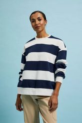 Bluza wkładana przez głowę w szerokie pasy granatowa. Bluzy damskie MOODO, l, bez wzorów, bez kaptura. W wyprzedaży za 59.99 zł.