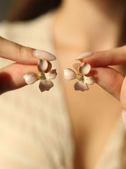 Pierres delicates Pozłacane kolczyki-wkrętki z masą perłową rozmiar: onesize. Różowe kolczyki damskie Pierres delicates, z perłą, pozłacane. Za 39.99 zł.