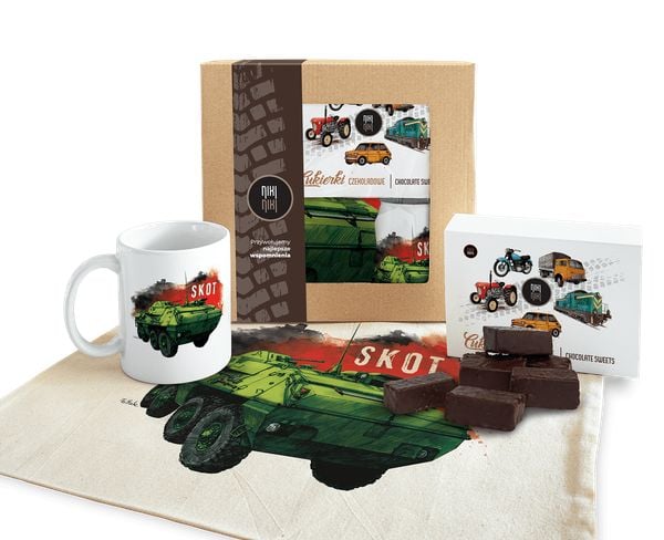 SKOT — paczka (Zawartość paczki: koszulka, torba, kubek, słodycze; Rozmiar koszulki / bluzy: M (damska); Kolor koszulki / bluzy: biały; Rodzaj nadruku. Białe koszulki damskie nikiniki, m, bez wzorów, z bawełny, bez kołnierzyka, bez ramiączek. Za 169.00 zł.