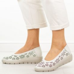 Białe skórzane baleriny damskie Filippo Dp7695/26. Białe balerinki damskie Filippo, bez wzorów, z jeansu. W wyprzedaży za 192.72 zł.