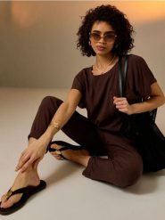 Klapki japonki z dekoracyjnym złotym detalem - brązowy. Brązowe klapki damskie Sinsay, bez wzorów, bez obcasa, bez zapięcia. Za 49.99 zł.