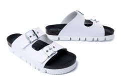 DR. BRINKMANN 700560-03 weiss, klapki damskie. Białe klapki damskie Dr. Brinkmann, bez wzorów, bez obcasa, bez zapięcia. Za 186.92 zł.