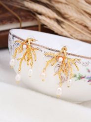 L'Atelier de Gaia Kolczyki-wkrętki z perłami rozmiar: onesize. Żółte kolczyki damskie L'Atelier de Gaia, z perłą, z mosiądzu. Za 83.22 zł.