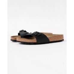 Klapki damskie Birkenstock Madrid BS. Czarne klapki damskie Birkenstock, bez wzorów, z materiału, bez obcasa, bez zapięcia. Za 380.66 zł.