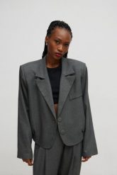 Krótka marynarka w kolorze GRAPHITE- AVEN-M/L. Szare marynarki i żakiety damskie Marsala, l, bez wzorów, z elastanu, eleganckie. W wyprzedaży za 223.96 zł.