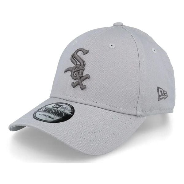 Czapka baseballowa Chicago White Sox. Białe czapki damskie New Era, z aplikacjami, z materiału. Za 223.00 zł.