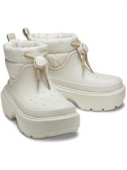 Crocs Botki zimowe "Stomp Puff" w kolorze kremowym rozmiar: 38/39. Brązowe botki damskie Crocs, na zimę, z materiału, bez obcasa, bez zapięcia. Za 297.97 zł.