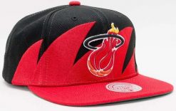 Mitchell & Ness NBA HWC Miami Heat czarno-czerwona czapka. Czarne czapki z daszkiem damskie Mitchell & Ness, bez wzorów, z bawełny. Za 171.99 zł.