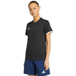 Koszulka damska adidas Entrada 26 Tee - 100% bawełna, regular fit. Czarne bluzki damskie Adidas, bez wzorów, z bawełny, sportowe, bez kołnierzyka, bez ramiączek. Za 78.99 zł.