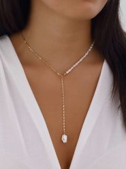 Nakkash Pozłacany naszyjnik z perłami syntetycznymi rozmiar: onesize. Żółte naszyjniki damskie Nakkash, z perłą, metalowe. Za 65.38 zł.