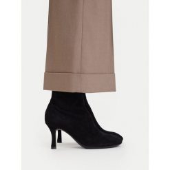 Botki Simple. Czarne botki damskie Simple, bez obcasa, na szpilce, bez zapięcia. Za 431.99 zł.
