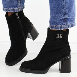 Czarne skórzane botki damskie T.Sokolski 264. Czarne botki damskie Sokolski, na jesień, z jeansu, eleganckie, bez obcasa, na słupku, bez zapięcia. Za 369.00 zł.