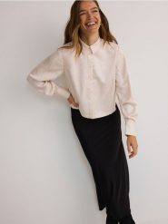 Koszula ze strukturalnym wzorem - kremowy. Białe koszule damskie Reserved, l, bez wzorów, z tkaniny, bez kołnierzyka, bez ramiączek. W wyprzedaży za 39.99 zł.