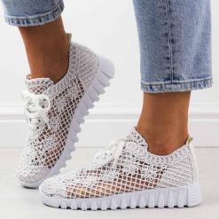 Białe przewiewne półbuty damskie T.Sokolski 1982. Białe półbuty damskie Sokolski, na lato, w ażurowe wzory, z tkaniny, z okrągłym noskiem, bez obcasa, bez zapięcia. Za 189.00 zł.