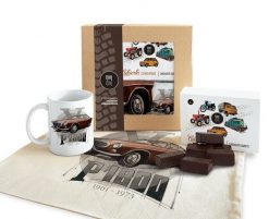 Volvo P1800 — paczka (Zawartość paczki: koszulka - torba - kubek - słodycze; Rozmiar koszulki / bluzy: XL (damska); Kolor koszulki / bluzy: biały; Rod. Białe torby sportowe nikiniki, bez wzorów, z bawełny. Za 179.00 zł.