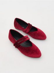 Welurowe baleriny - bordowy. Czerwone baleriny dziewczęce Reserved, bez wzorów, z weluru, bez obcasa, bez zapięcia. W wyprzedaży za 39.99 zł.