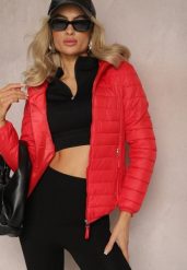 Czerwona Kurtka z Pikowaniem i Nieodpinanym Kapturem Kessane. Czerwone kurtki damskie Renee, s, bez wzorów. Za 49.99 zł.