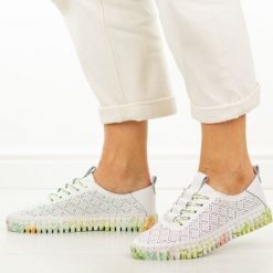 Zielone ażurowe skórzane półbuty damskie Cambell 40338. Białe półbuty damskie Cambell, na jesień, w ażurowe wzory, z jeansu, z okrągłym noskiem, bez obcasa, na płaskiej podeszwie, bez zapięcia. Za 219.00 zł.