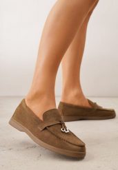 Zielone Mokasyny VICES Casualowe ze Skórzaną Wkładką i Metalowymi Ozdobami Dinsmore. Brązowe mokasyny damskie Renee, z materiału, z okrągłym noskiem, bez obcasa. Za 79.99 zł.