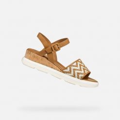 Damskie sandały Geox Pisa B. Brązowe sandały damskie Geox, bez wzorów, z gumy, bez obcasa, bez zapięcia. Za 468.99 zł.