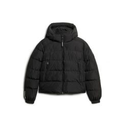 Damska kurtka puchowa Superdry Hooded Sports. Czarne kurtki damskie Superdry, s, bez wzorów, z puchu, bez kaptura. W wyprzedaży za 472.30 zł.