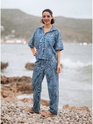 Isla Bonita by SIGRIS Koszula w kolorze granatowo-błękitnym rozmiar: XL. Niebieskie koszule damskie Isla Bonita by SIGRIS, xl, bez wzorów, z bawełny, bez kołnierzyka, bez ramiączek. Za 105.38 zł.