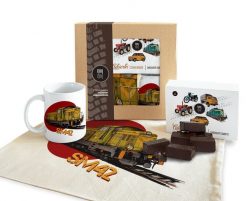 SM42 Stonka — paczka (Zawartość paczki: koszulka, torba, kubek, słodycze; Rozmiar koszulki / bluzy: XL (damska); Kolor koszulki / bluzy: biały; Rodzaj. Białe koszulki damskie nikiniki, s, bez wzorów, z bawełny, bez kołnierzyka, bez ramiączek. Za 179.00 zł.