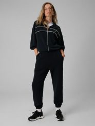 4F Spodnie dresowe joggery z modalem damskie - czarne L. Czarne spodnie materiałowe damskie 4F, bez wzorów, z dresówki, długie. Za 189.99 zł.