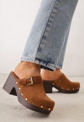 Brązowe Klapki Chodaki na Słupku z Cholewką z Nitami i Paskiem z Klamerką Jinnor. Brązowe klapki damskie Renee, w ażurowe wzory, bez obcasa, na obcasie, bez zapięcia. Za 109.99 zł.