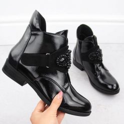 Botki damskie lakierowane z ozdobnymi kamieniami czarne S.Barski HY42-021. Czarne botki damskie S.BARSKI, z lakierowanej skóry, eleganckie, bez obcasa, bez zapięcia. Za 125.00 zł.