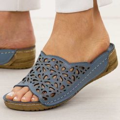 Niebieskie ażurowe skórzane klapki damskie T.Sokolski L225. Niebieskie klapki damskie Sokolski, w ażurowe wzory, z materiału, bez obcasa, na koturnie, bez zapięcia. Za 249.00 zł.