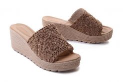 ARTIKER RELAKS 52C1287 dark beige, klapki damskie. Brązowe klapki damskie Artiker Relaks, bez wzorów, bez obcasa, na koturnie, bez zapięcia. Za 91.92 zł.