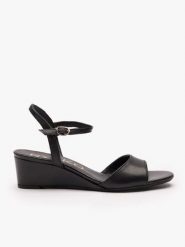 Czarne sandały na koturnie. Czarne sandały damskie Ryłko, bez wzorów, ze skóry, z okrągłym noskiem, bez obcasa, na koturnie, bez zapięcia. Za 379.99 zł.