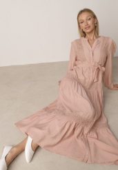 Jasnoróżowa Rozkloszowana Sukienka z Wiskozy z Wiązanym Paskiem i Koronką Reivoria. Czerwone sukienki damskie Born2be, z aplikacjami, z koronki, klasyczne, bez ramiączek. Za 159.99 zł.