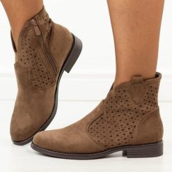 Brązowe zamszowe ażurowe botki damskie S.Barski 8151. Brązowe botki damskie S.BARSKI, na jesień, z jeansu, boho, z okrągłym noskiem, bez obcasa, na płaskiej podeszwie, bez zapięcia. Za 239.00 zł.