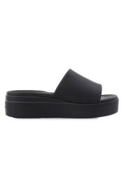 Crocs Klapki "Brooklyn" w kolorze czarnym rozmiar: 37/38. Czarne klapki damskie Crocs, bez wzorów, z otwartym noskiem, bez obcasa, na platformie, bez zapięcia. Za 162.49 zł.