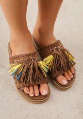 Brązowe Klapki VICES na Płaskiej Podeszwie w Stylu Boho z Frędzlami Averathla. Brązowe klapki damskie Renee, z aplikacjami, z denimu, bez obcasa, na płaskiej podeszwie, bez zapięcia. Za 119.99 zł.