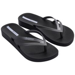 Japonki Ipanema Bossa Soft V Fem 82840-AG720 czarne. Czarne klapki damskie bez wzorów, z gumy, bez obcasa, na obcasie, bez zapięcia. Za 135.01 zł.