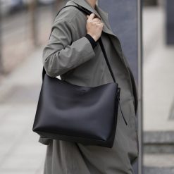 Shopper Solier FL40 Ellise czarna. Czarne shopper bag Solier, bez wzorów, ze skóry, na ramię, bez dodatków. Za 359.00 zł.