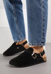 Czarne Sandały w Stylu Chodaków Ozdobione Klamrami Qyrraya. Czarne sandały damskie Born2be, bez wzorów, z jeansu, bez obcasa, na płaskiej podeszwie, bez zapięcia. Za 69.99 zł.