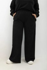 Oversizowe prążkowane czarne spodnie Good Day Ahead na gumce z kieszeniami Plus Size Oversize. Czarne spodnie dresowe damskie Moda Size Plus Iwanek, l, bez wzorów, z dresówki. Za 199.90 zł.