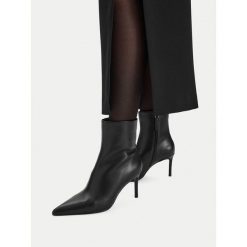 Botki GINO ROSSI. Czarne botki damskie Gino Rossi, bez obcasa, na szpilce, bez zapięcia. Za 349.99 zł.