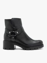 Czarne botki biker boots ze skóry licowej. Czarne botki damskie Brawo sp. z o.o., z materiału, klasyczne, z okrągłym noskiem, bez obcasa, na obcasie, bez zapięcia. Za 549.99 zł.