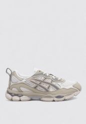 Buty trekkingowe Asics GEL-NYC RGD Białe. Białe obuwie trekkingowe damskie Asics, z materiału, bez zapięcia. Za 707.35 zł.