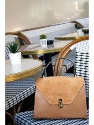 Victor & Hugo Paris Skórzana torebka "Shak" w kolorze karmelowym - 23,5 x 20 x 10 cm rozmiar: onesize. Brązowe torebki klasyczne damskie Victor & Hugo Paris, z materiału, przez ramię, bez dodatków. Za 260.99 zł.