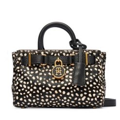 Torebka Tommy Hilfiger. Czarne torebki klasyczne damskie Tommy Hilfiger, bez dodatków. Za 949.99 zł.